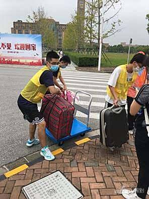 志愿者|“欢迎回家”上海电机学院“小黄人”志愿者在行动