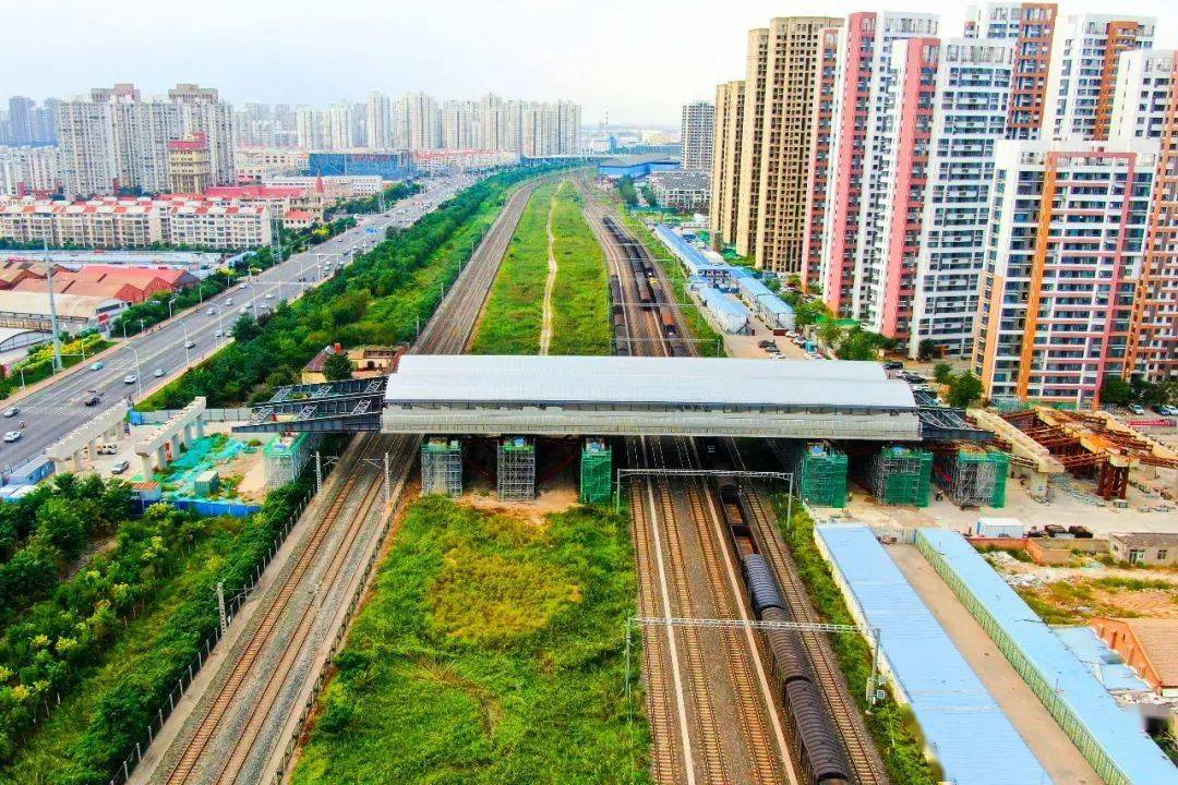 顶推中，梁体需连续跨越 泰达站5股铁路货运通道和 津山铁路上下行正线，