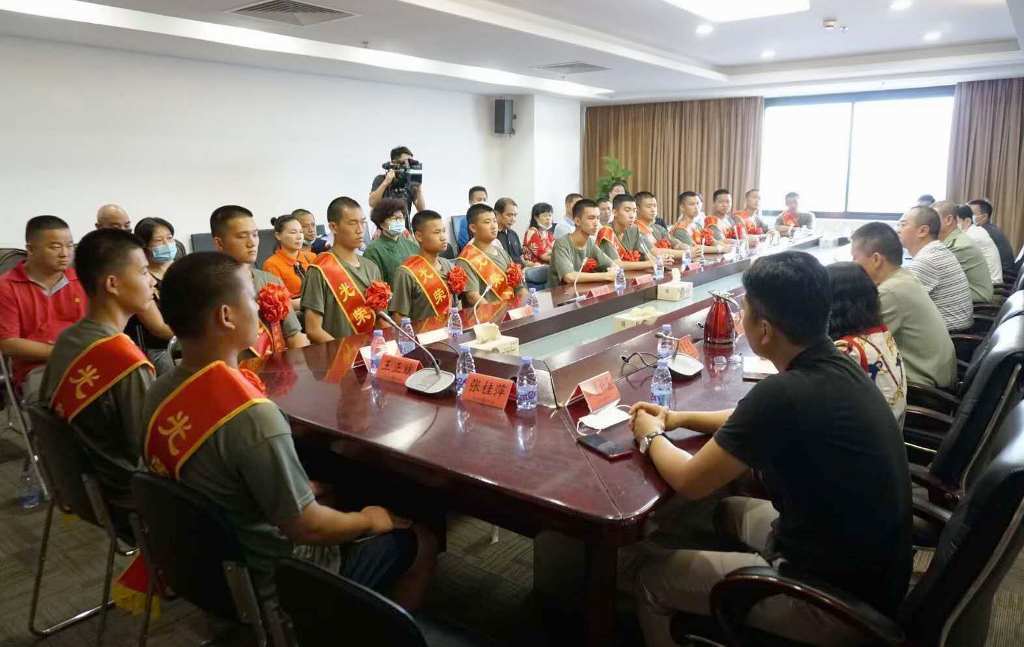 王宋凯|长大后我就成了你！父亲守卫国门边关30年，儿子大学报名参军