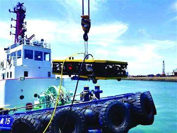 大船|“柔性”机器人下水给大船“搓澡”