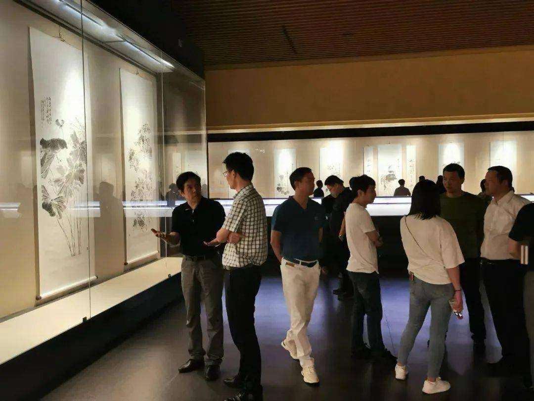 【展厅现场】绍兴市政协党组副书记,副主席,绍兴文史馆馆长冯建荣