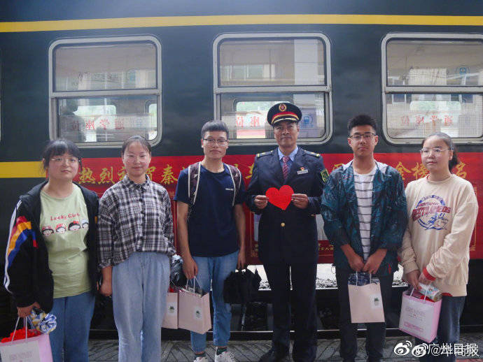 西安|秦岭慢火车上张贴高考金榜：每周近千名山区孩子坐这趟车求学