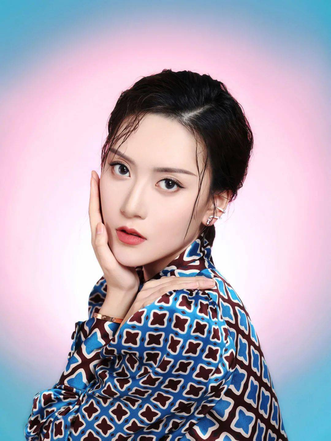 时尚|孟佳成团后时尚资源好到逆天 还不是因为私下这些“小动作”！