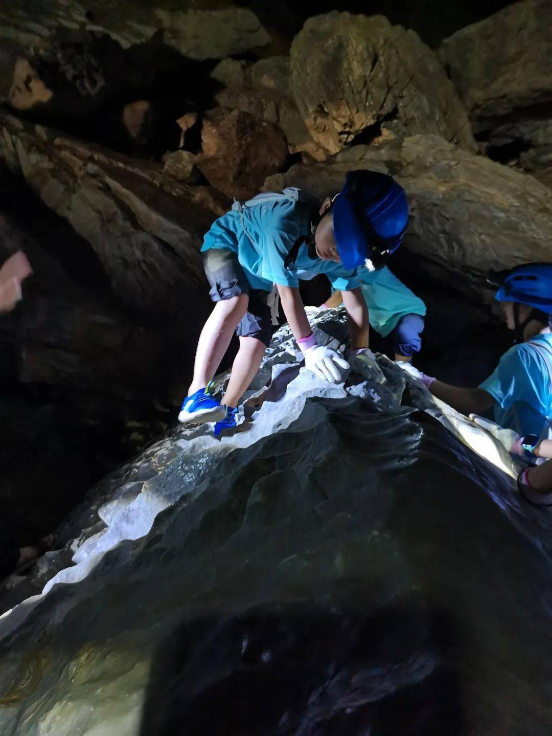 说实话，溶洞探险路途很远，也挺艰难的，家长们气喘嘘嘘，而大部分孩子