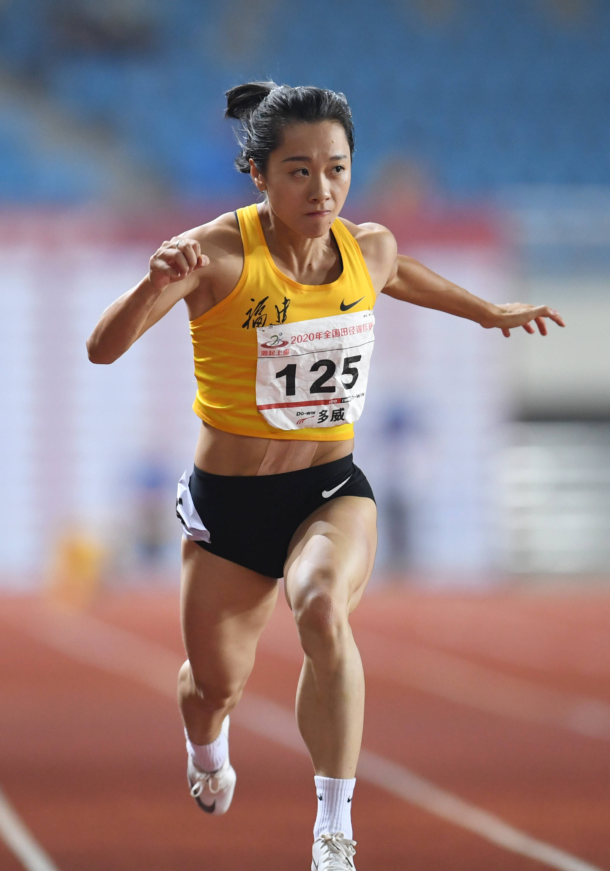 亚军湖南队选手廖孟雪(左)和季军黑龙江队选手孔令微在女子100米决赛