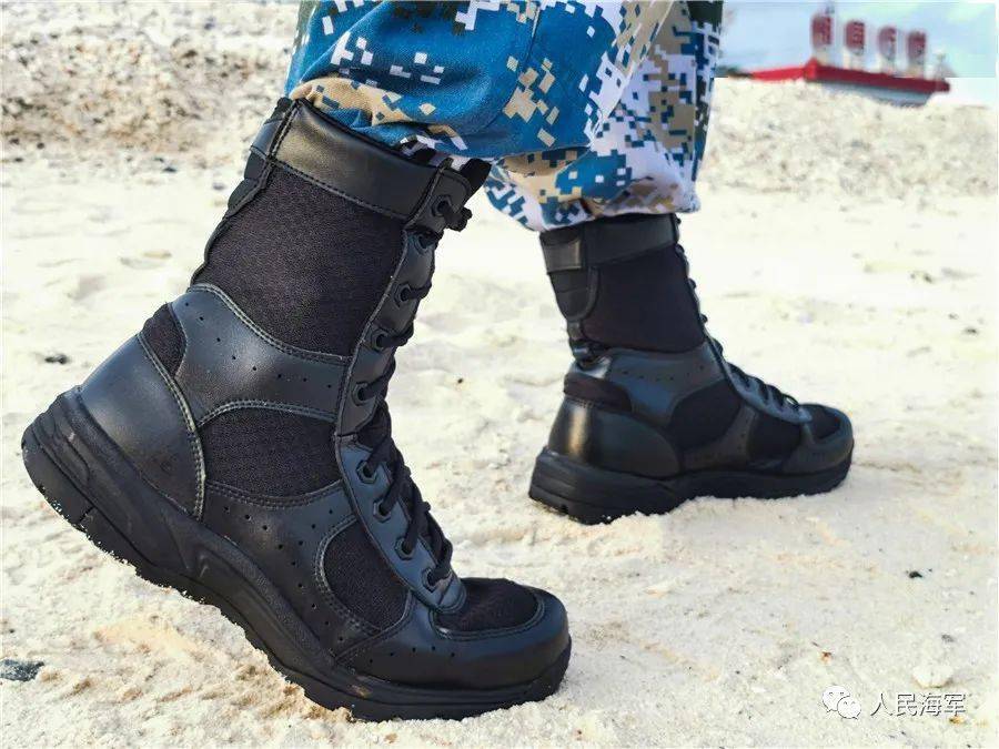 南沙守备部队官兵开始试穿"新型热区岛礁作战靴"(附图
