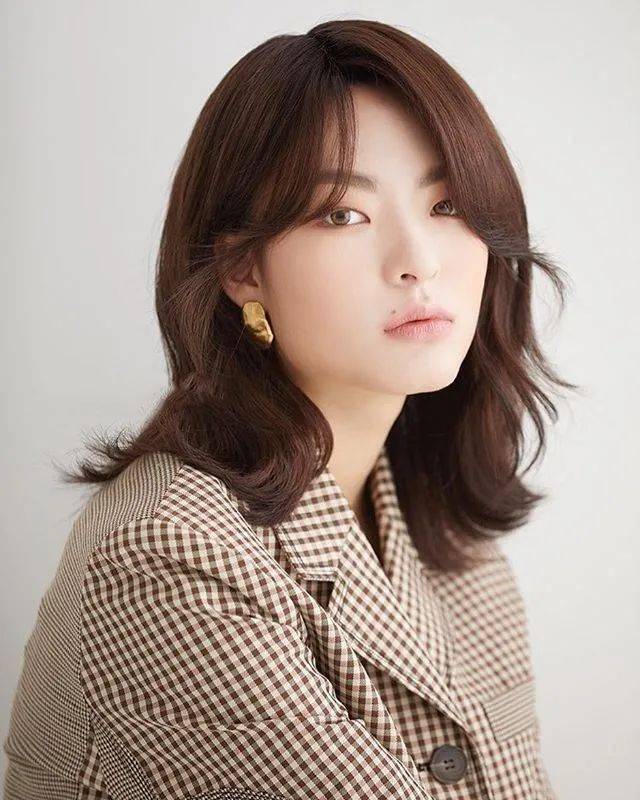 棕色|虞书欣和李圣经双双换上神仙发色，秋冬最显肤白发色你get了吗？