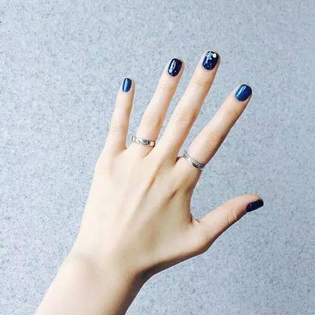 气质|这些暗蓝低调气质的指甲油，适合秋冬