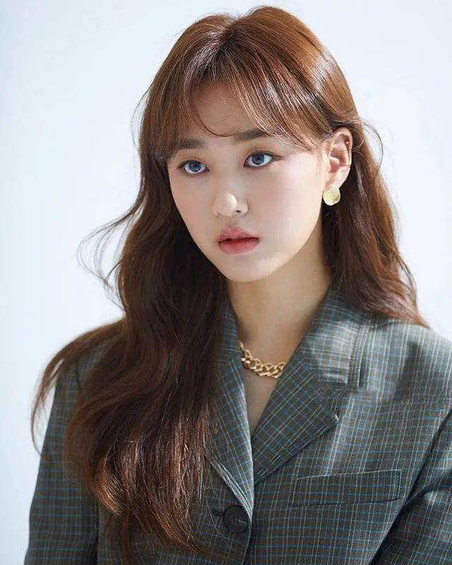 棕色|虞书欣和李圣经双双换上神仙发色，秋冬最显肤白发色你get了吗？