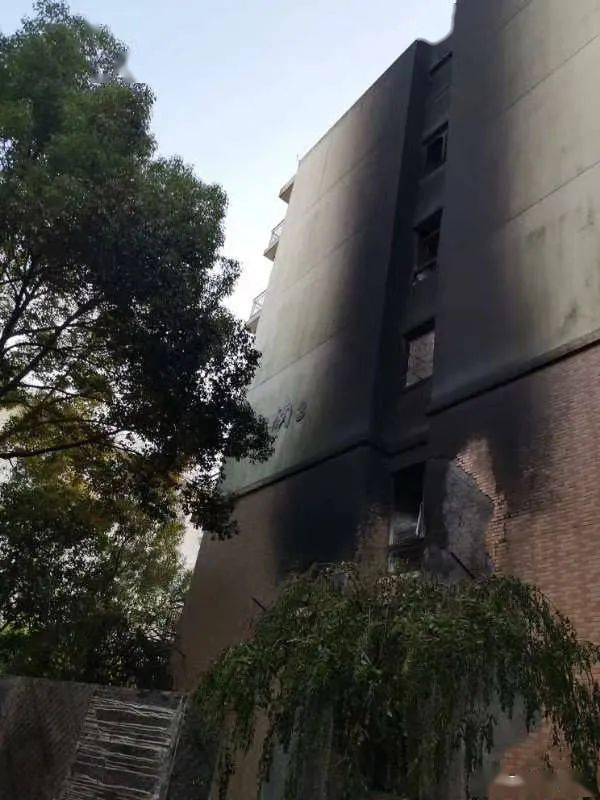 重大事件学校突BOB发火灾至少27名学生死亡现场令人心痛