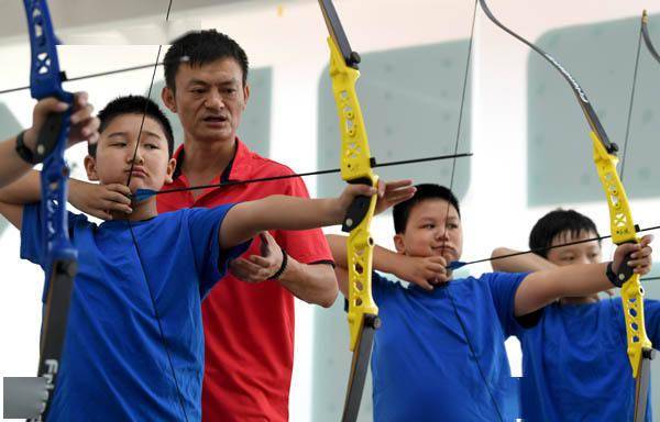 通过学习射箭技艺,帮助孩子提高协调性,专注力和控制力,增强自身体质