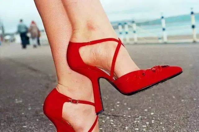 高跟鞋|100张大师镜头下危险迷人的高跟鞋