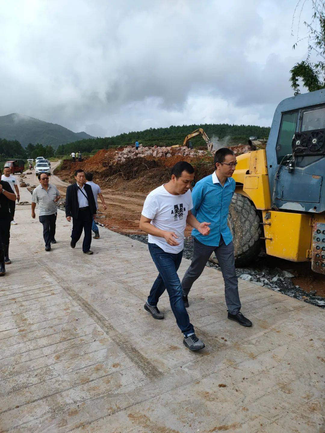 四名县领导对林产业引资项目进行跟踪督导_黄平县