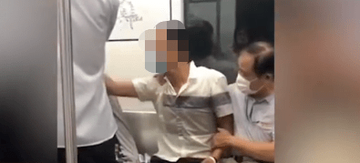 女子地铁补妆遭陌生男子辱骂殴打 地铁方面回应 正协助警方调查