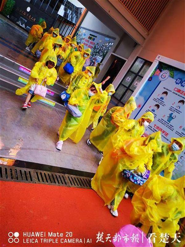 武汉|下雨不能进校接孩子，武汉多所小学建“雨廊”发雨衣
