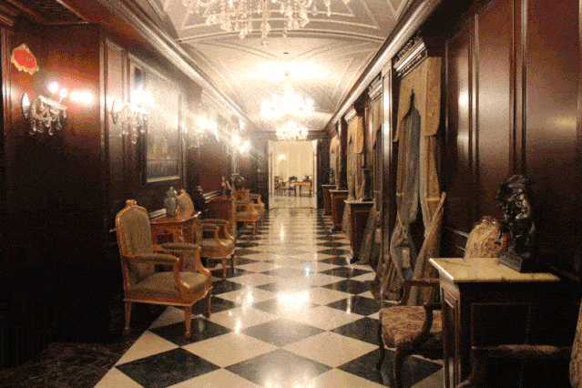 影视剧的取景地 简洁复古的包房内 处处可见以前的老物件儿 老式吊灯