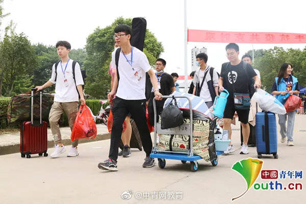 新生|带路、搬行李！高校组织3500名志愿者对新生“一对一”服务