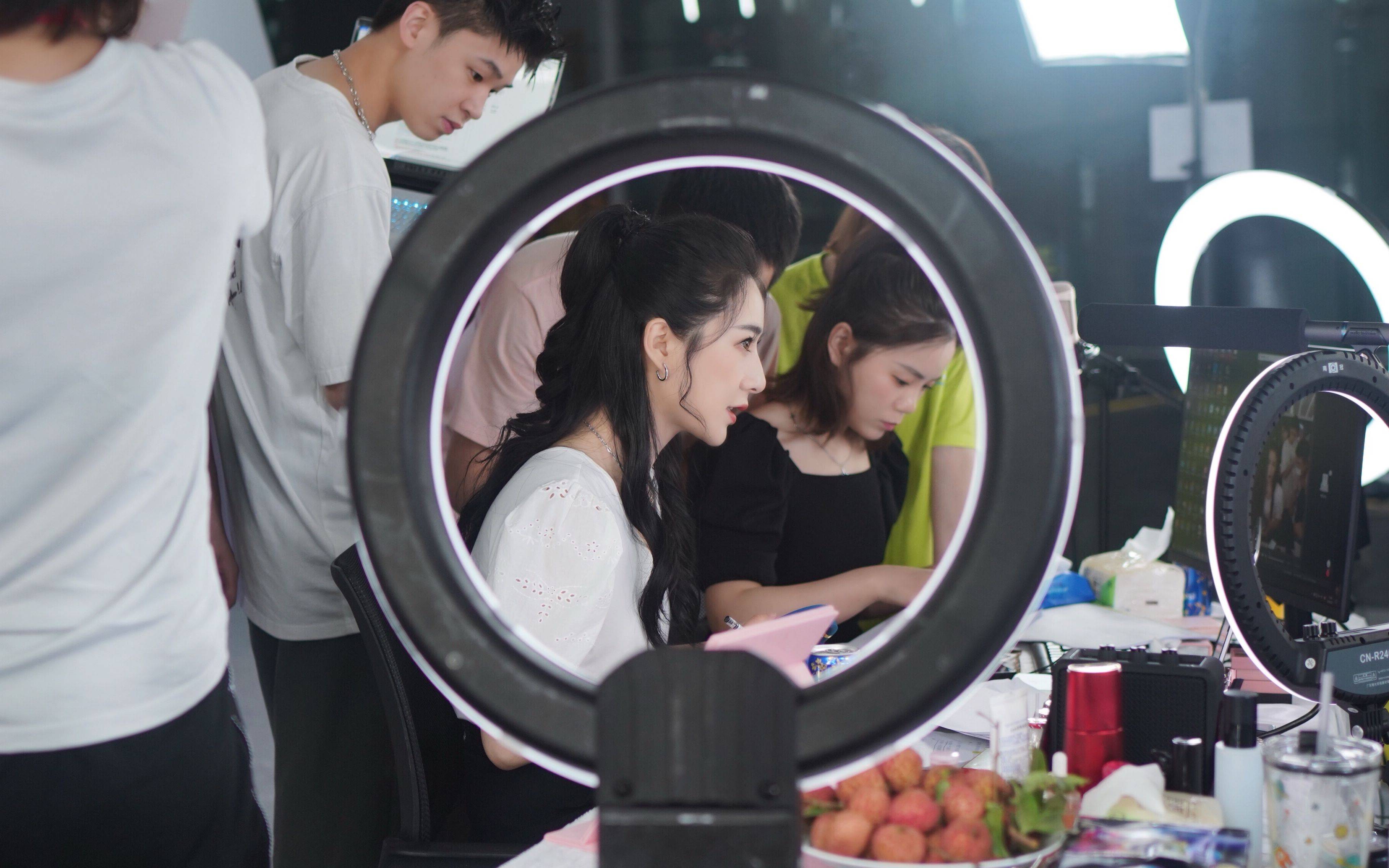 女王|揭秘双面薇娅：“带货女王”镜头外的“苛刻”和脆弱