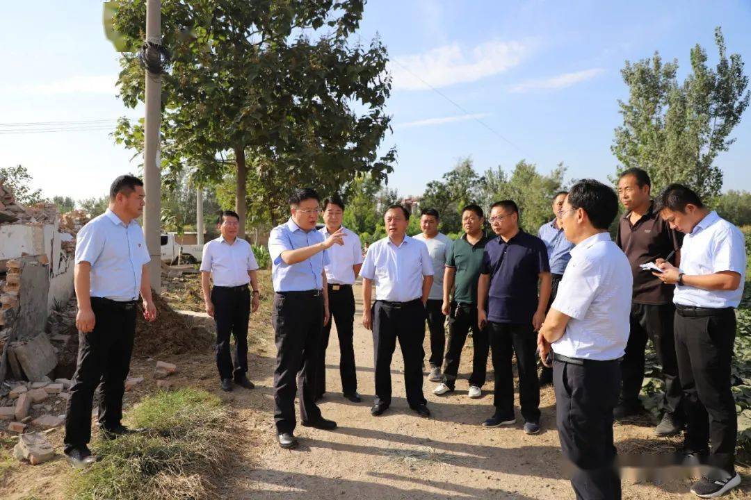 9月17日,县领导王红涛,张富存,顾超,栗克难,杨卫东先后深入到葛岗镇楚