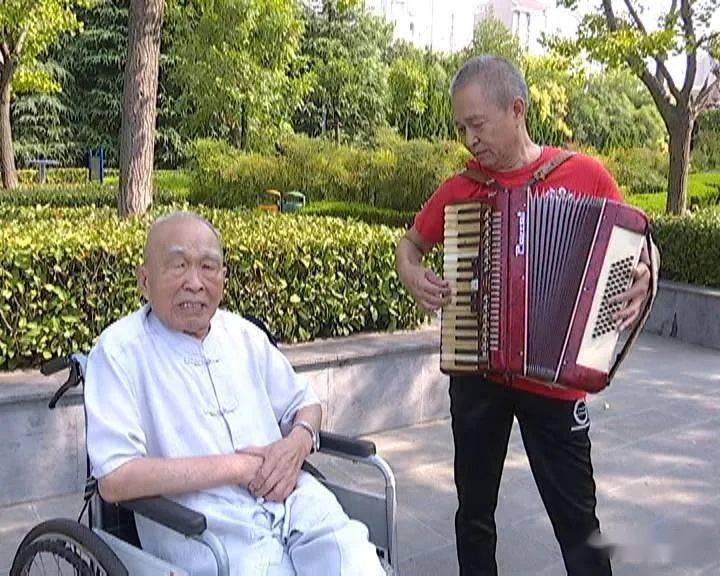 老了就老了动态纯伴奏曲谱_一晃就老了曲谱简谱(2)