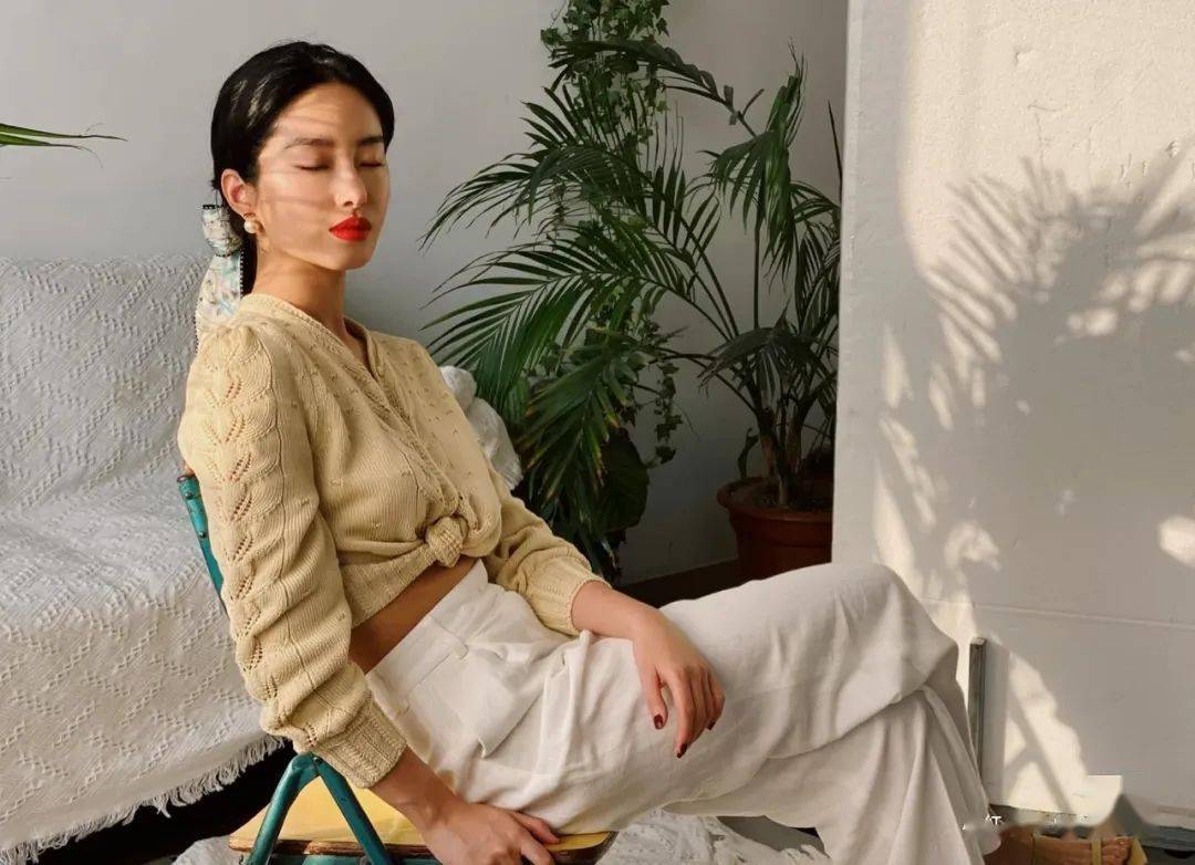 头发|头发出不出油没关系，丝巾绑一下想不出圈都难！