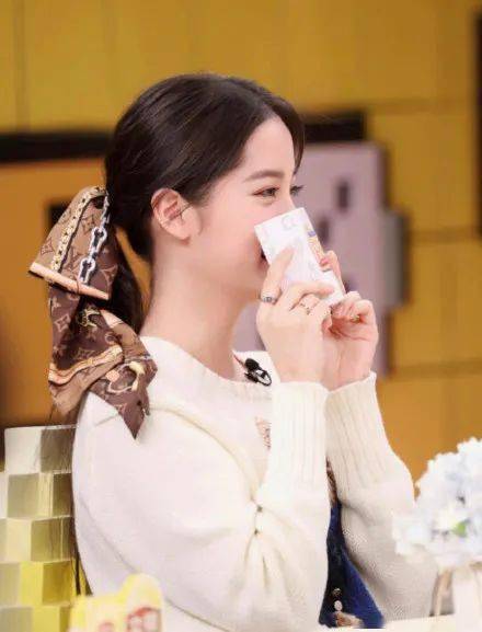 杨采钰|学杨采钰 欧阳娜娜的丝巾百搭法！秒变气质女神…