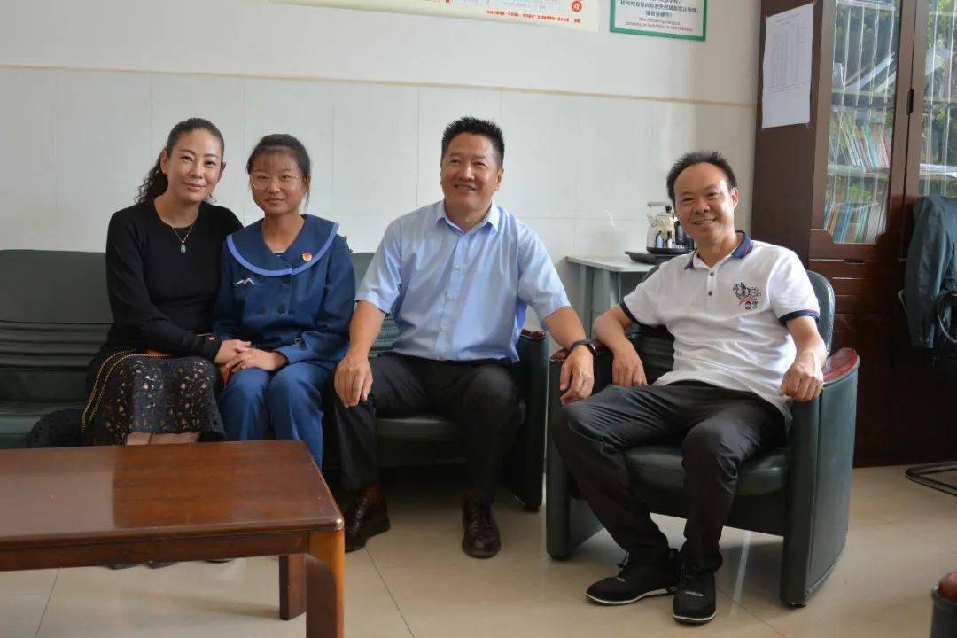 下图左起:尹培军,班主任杨云全,李文标,州民族中学校长杨文彪,叶春玉