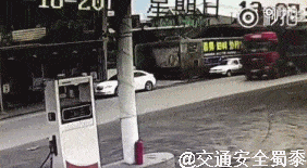 小心会吃人的盲区,任何时候都不要跟大车抢行!