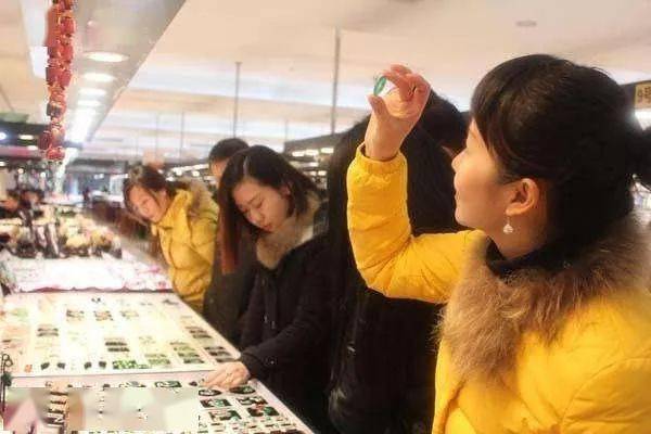 翡翠|有人花150万买刘晓庆翡翠,到手后差点晕倒?她的宝贝到底值不值102亿?