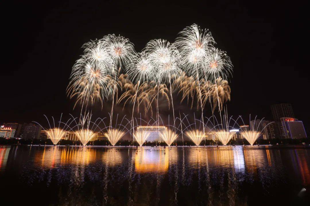 今夜,开元湖 全城瞩目的焦点 当夜空被绚丽烟花点亮的瞬间 洛阳彻底