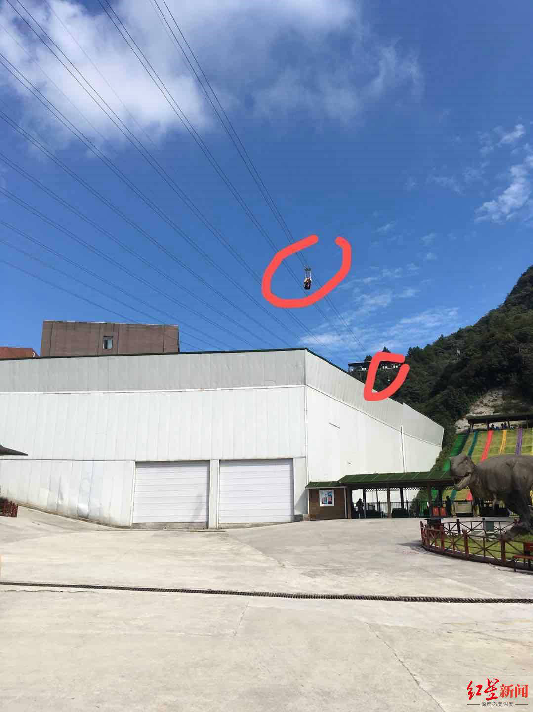 高空|重庆一游客玩高空项目坠落山谷？当地旅游局：为景区工作人员，已送医
