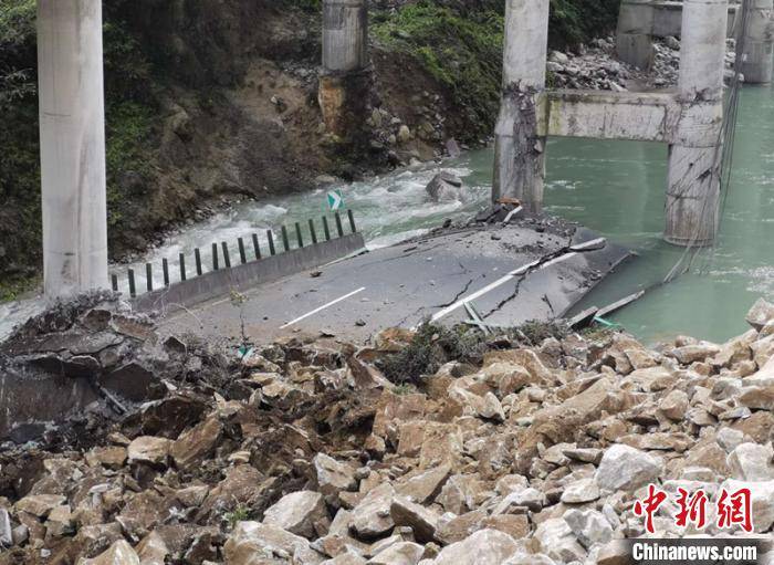 高速路|G5京昆高速四川雅西段滚落山石砸断高速路大桥 交通中断