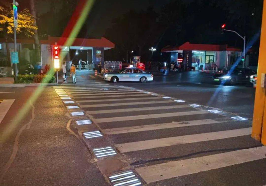 这个路口夜晚会发光,过马路像走"星光大道"!