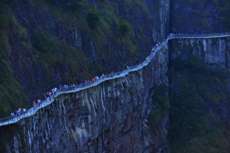 万丈深渊长3.15公里的五指石高空天道天道犹如一条长龙盘旋在山间大气磅礴