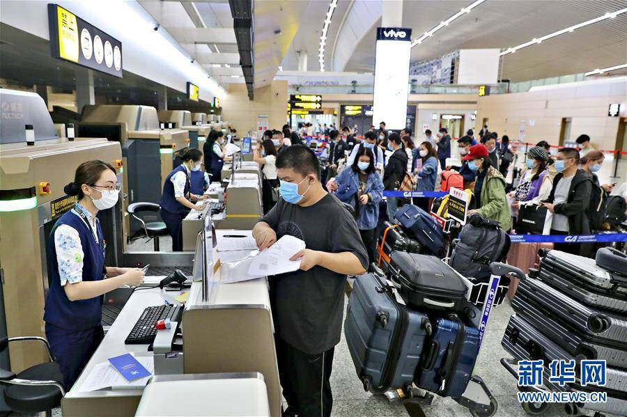 海南航空|国内航空公司执飞的首条国际复学包机航线在渝启航