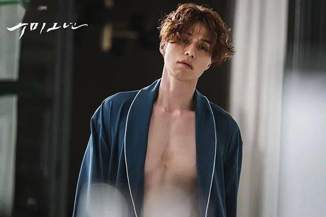 水润|《恶之花》李准基变身韩版“张东升”，女主发光美貌全靠“妆”？