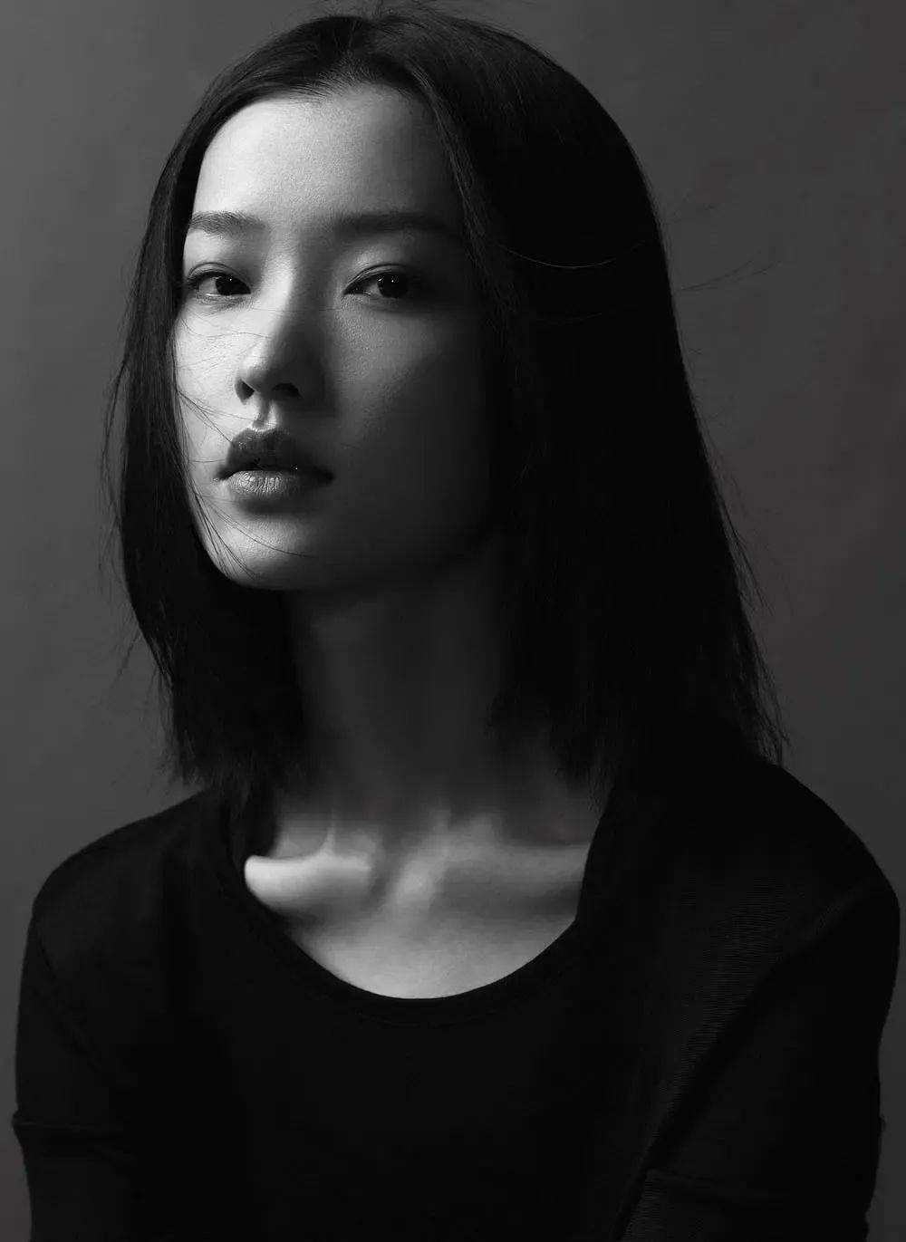 这张照片就像是杜鹃本人的名片,优雅中带有一丝高贵,淡静而疏离.