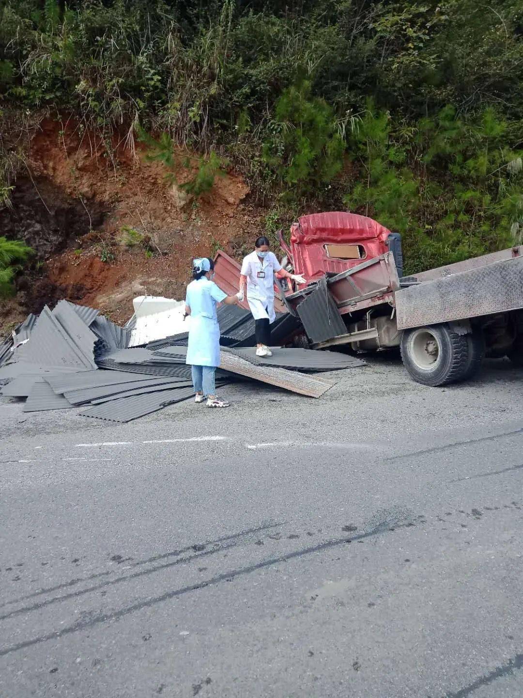 资源车田路段发生一起交通事故司机当场死亡