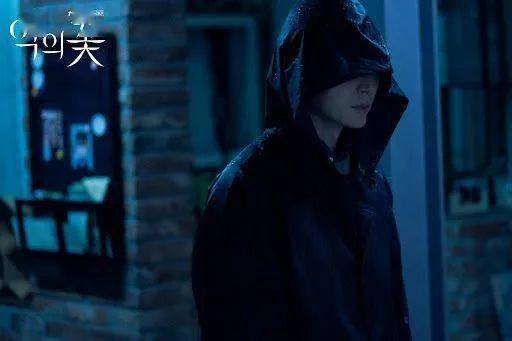 水润|《恶之花》李准基变身韩版“张东升”，女主发光美貌全靠“妆”？