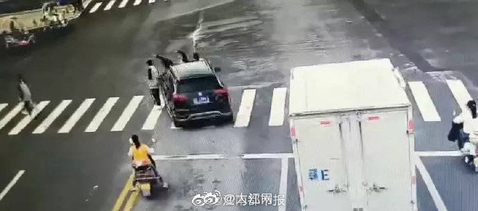 轻伤|江西一越野车闯红灯撞伤4学生逃逸：3人轻伤1人重伤 肇事者已落网