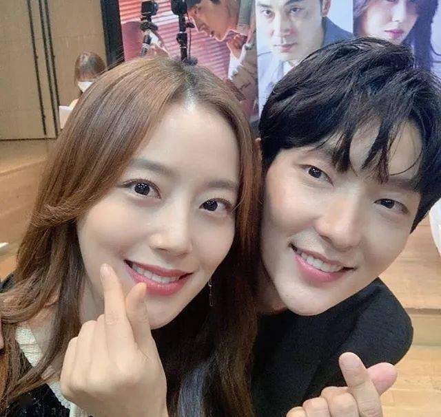 水润|《恶之花》李准基变身韩版“张东升”，女主发光美貌全靠“妆”？