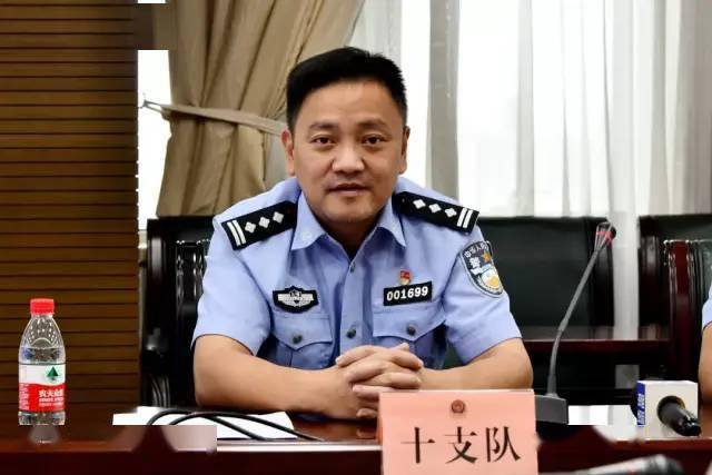 发言人办公室庄莉强警官主持会议,经侦总队食药环侦支队支队长喻檬