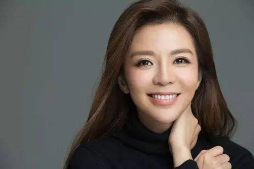 美女|刷屏!一美女记者火了!网友:爱上看新闻