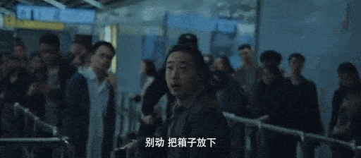 故事第一幕,宁理饰演的嫌疑人张超,拖着行李箱慌慌张张地闯过安检,被