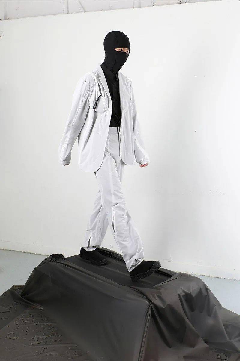 Banksy|潮事 | 这双写着汉字的 Nike ，我真的爱了