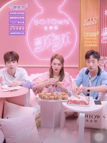 直播|次元璧破了！戚薇罗永浩同框带货力MAX