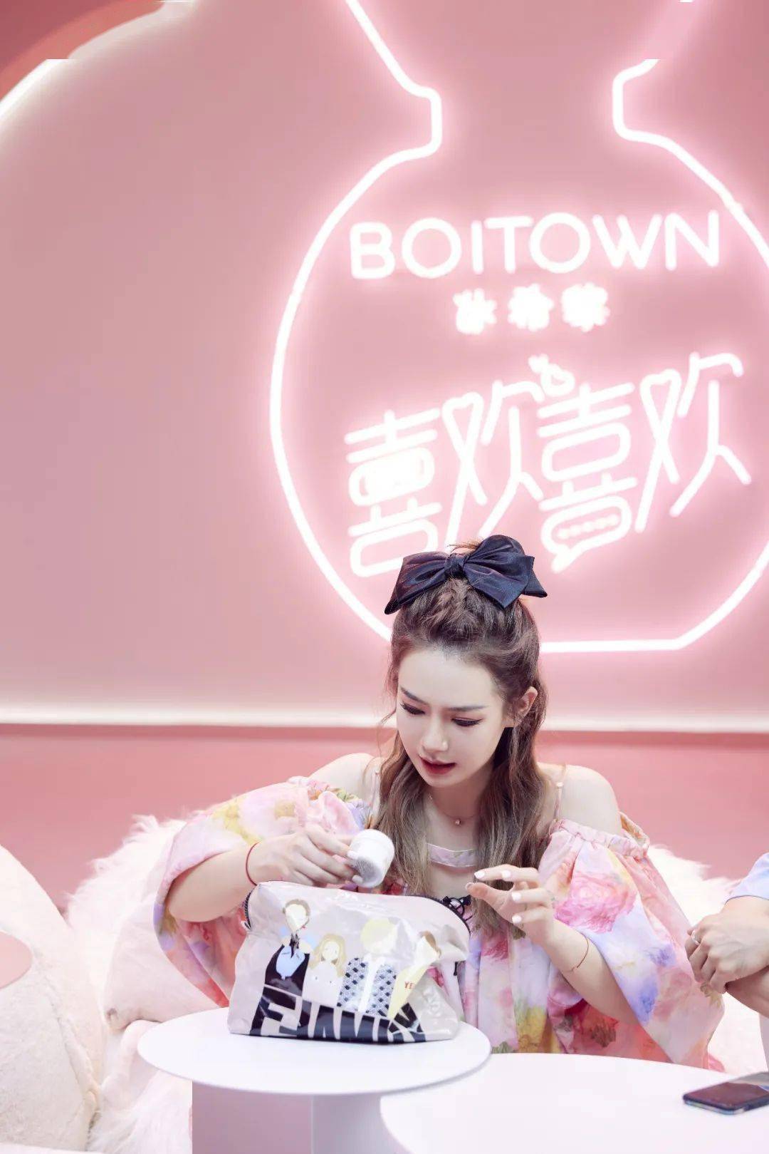 直播|次元璧破了！戚薇罗永浩同框带货力MAX