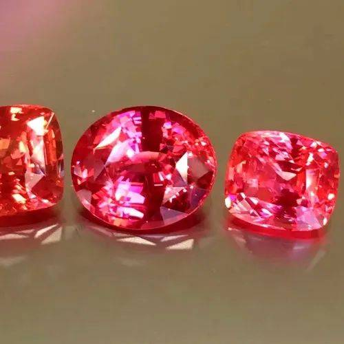 双胞胎|刘嘉玲、那英撞脸，堪比双胞胎？珠宝圈尴尬的碰瓷现场，你更分不清...