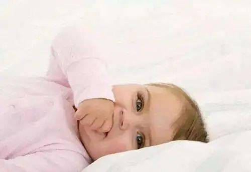 宝宝|如何让宝宝拥有完美头形？头睡偏了如何纠正？