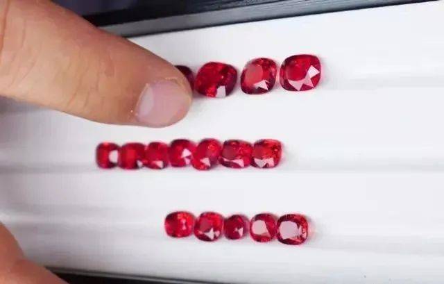 双胞胎|刘嘉玲、那英撞脸，堪比双胞胎？珠宝圈尴尬的碰瓷现场，你更分不清...